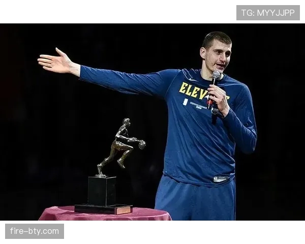 兰德尔背身单打撕裂约基奇式护筐效率回升 兰德尔背身单打撕裂约基奇式护筐效率回升